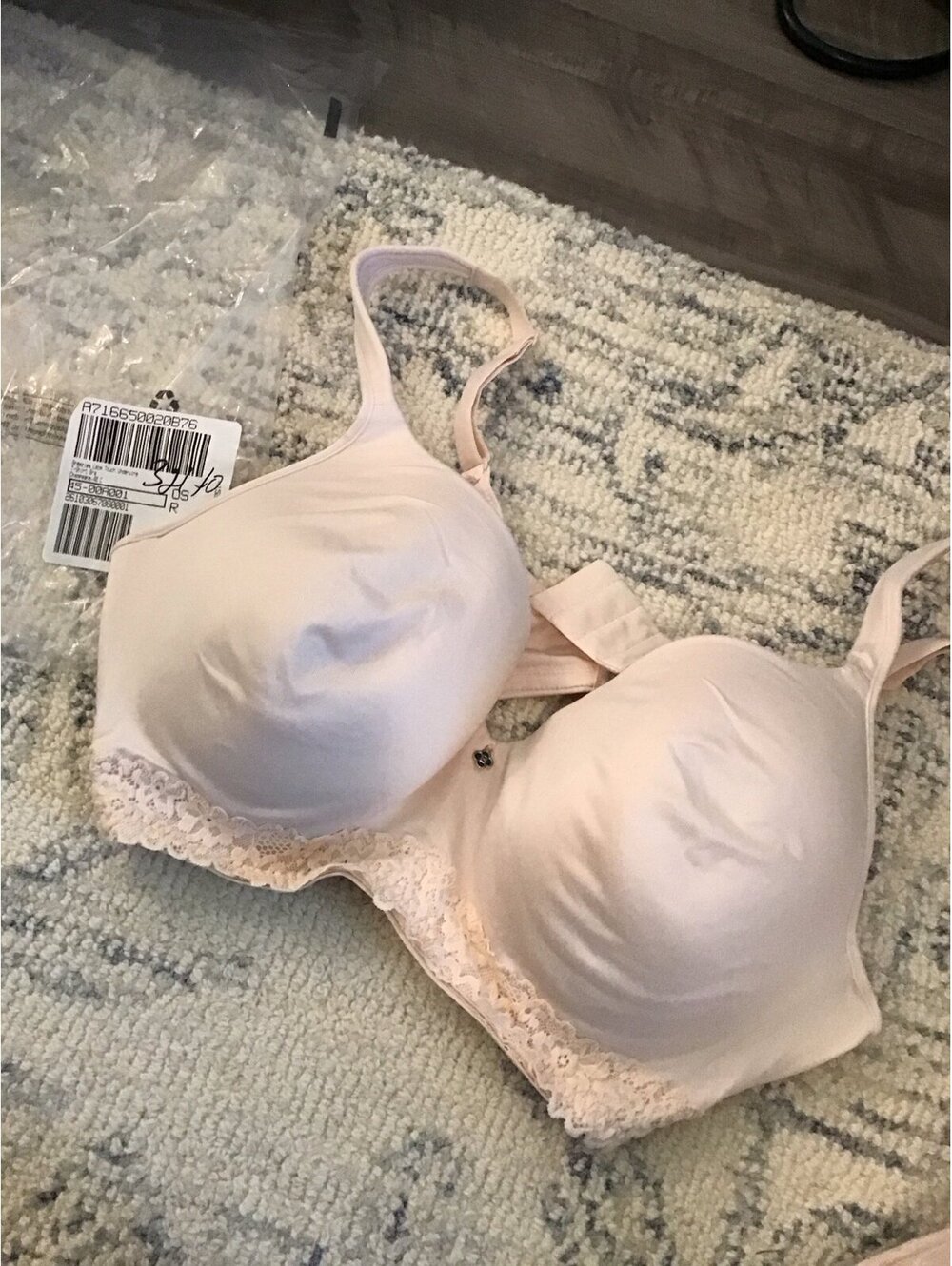 Breezies 40C underwire tshirt bra, lace touch, new